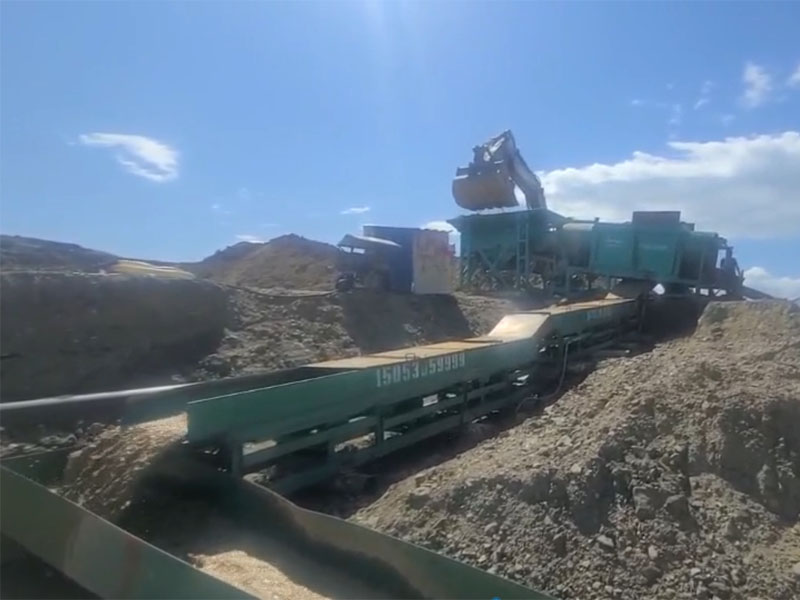 金礦重選機(jī)械滾筒篩+溜槽提取現(xiàn)場(chǎng)